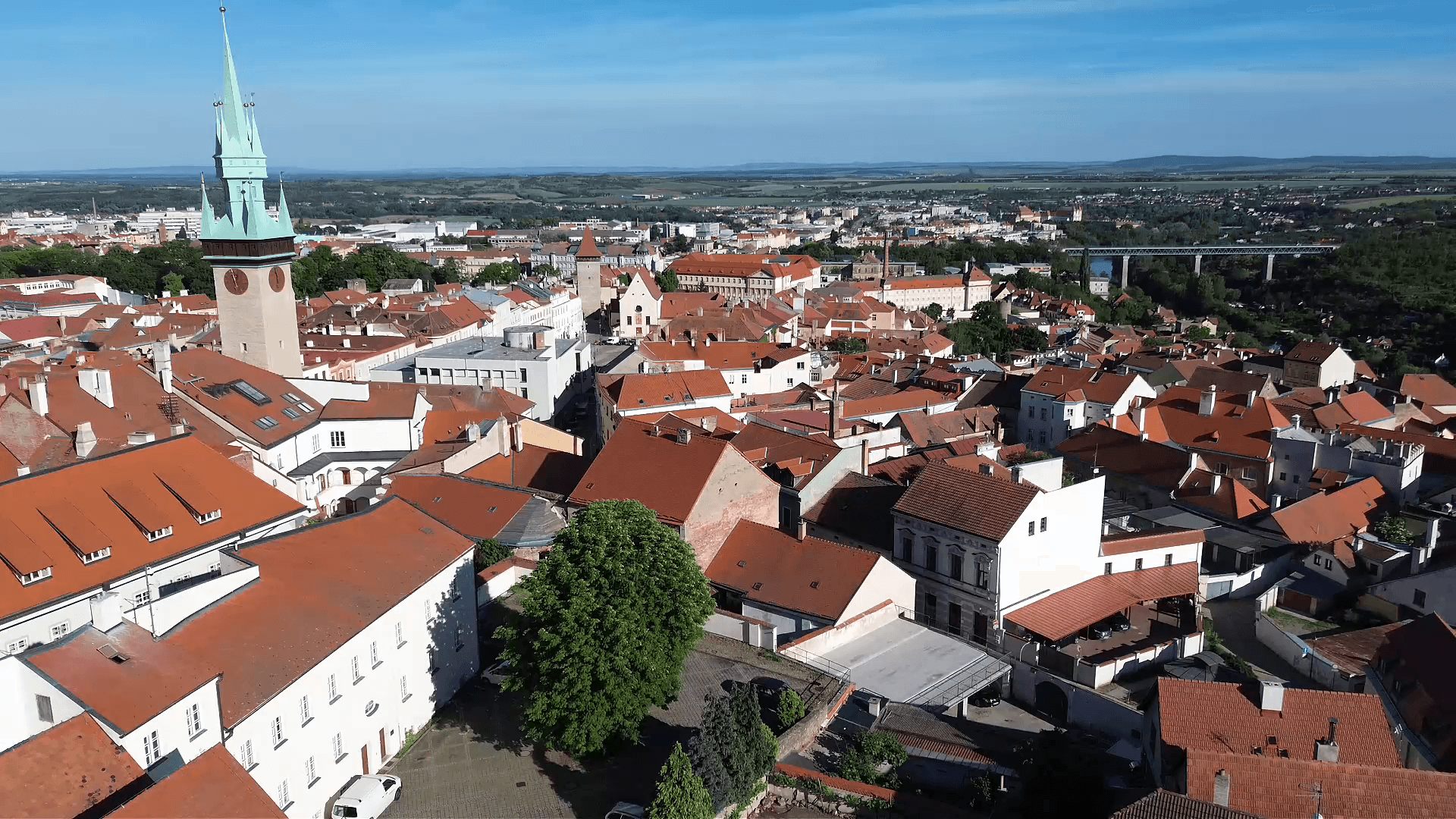 Letecký pohled na historické centrum Znojma s věží radnice